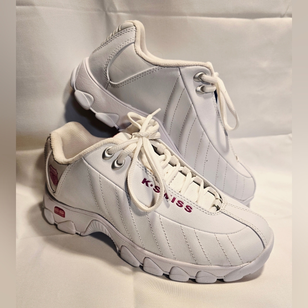 K-Swiss Women's ST329 Sneaker